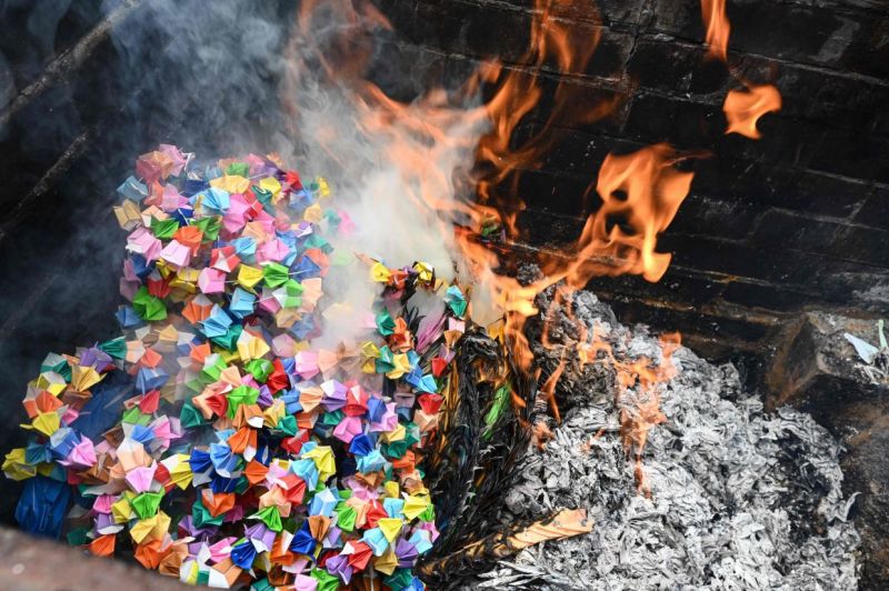 hạc giấy origami bị thiêu